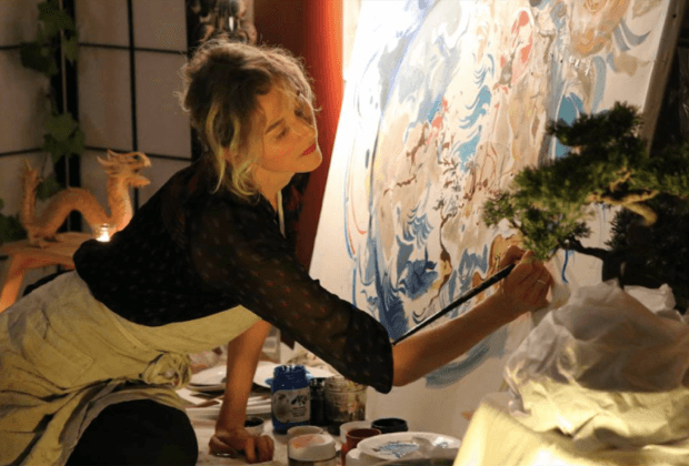 Anne Steinlein en train de peindre