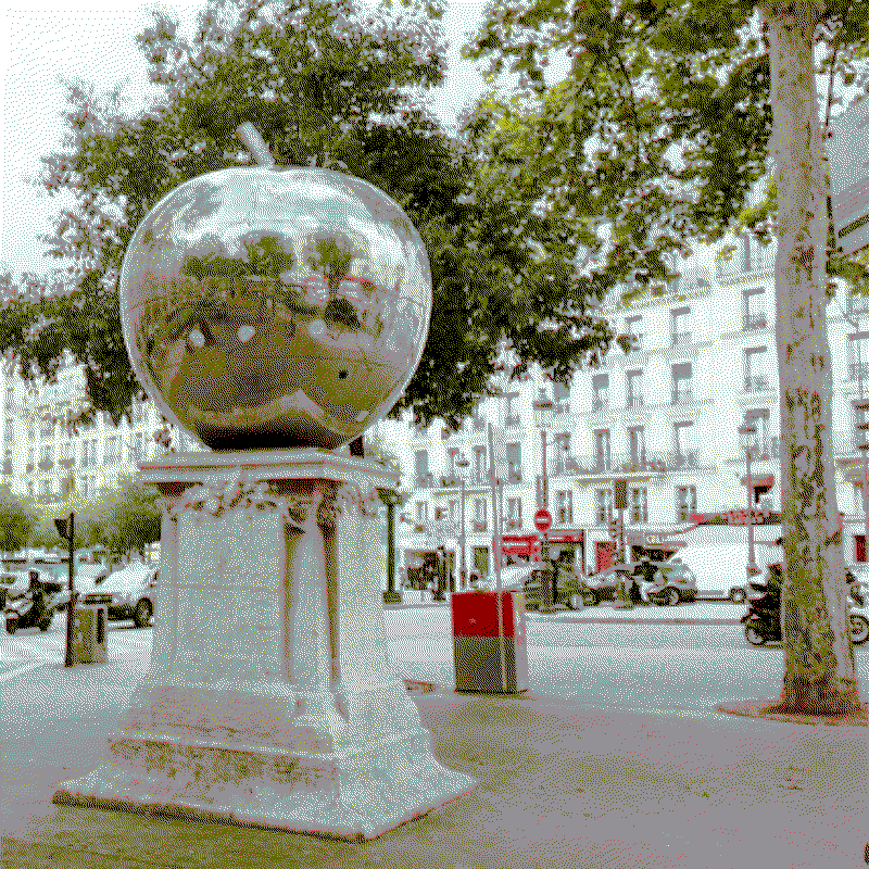 La 4e Pomme de Franck Scurti place de Clichy